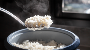 Zdjęcie przedstawiające garnek idealnie ugotowanego ryżu na sypko, z luźnymi i sypkimi ziarnami.