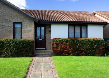 Od plastiku po granit – poznaj najpopularniejsze rodzaje obrzeży trawnikowych i ich zastosowanie